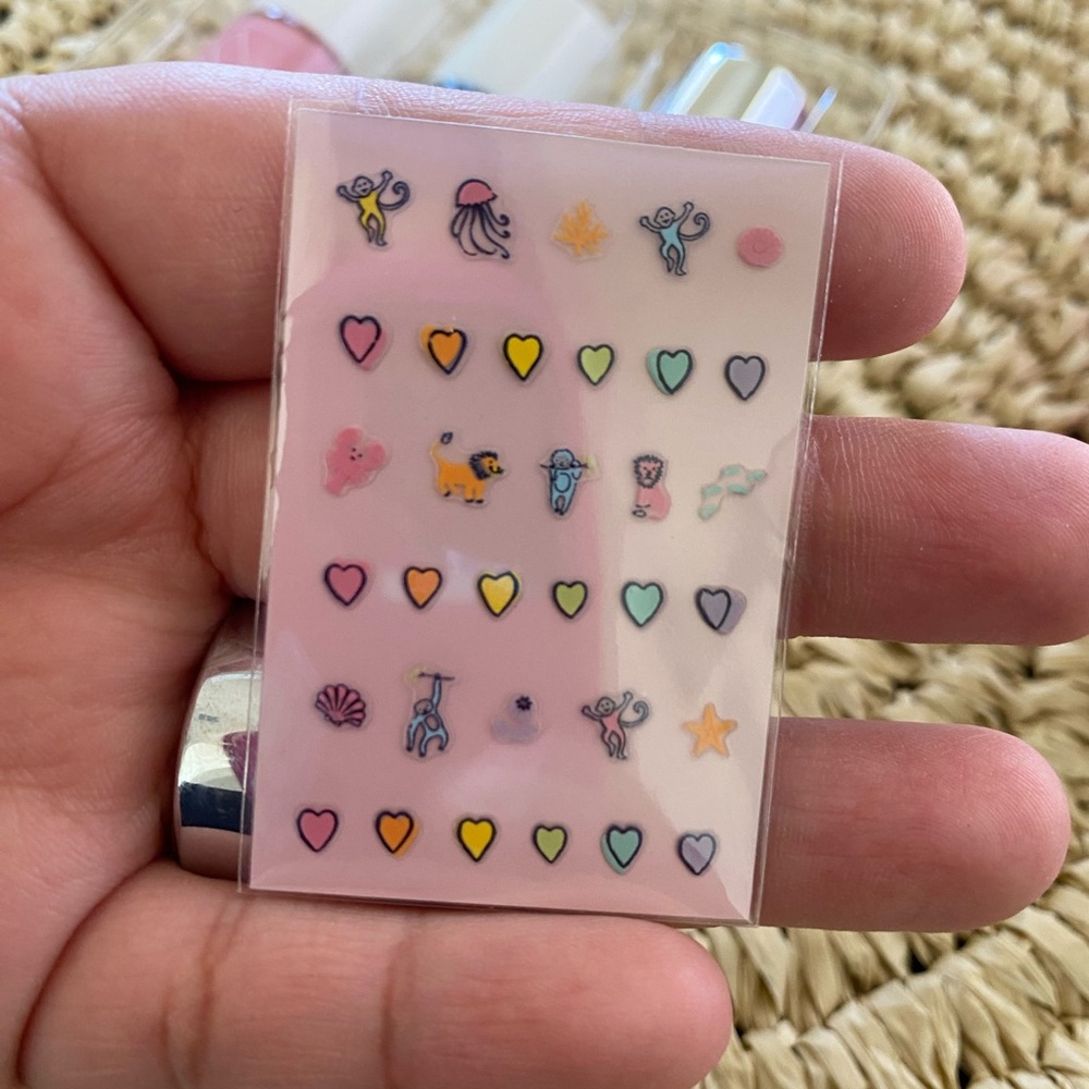 Roller Rabbit x Olive & June Getaway Mini Mani Set - Picture 7 of 10